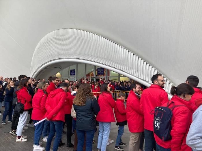 Des falleros en rouge pour l'exposition des Ninots à la Cuitat des les Artes i Ciències