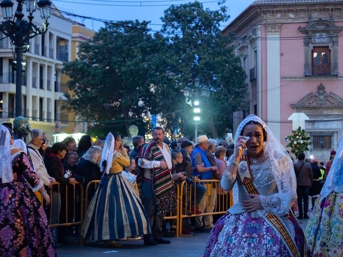 falleras en pleurs pendant l'ofrenda