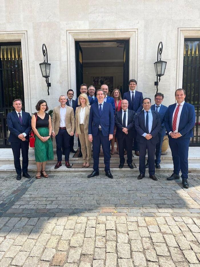 Olivier Becht pose avec des entrepreneurs espagnols