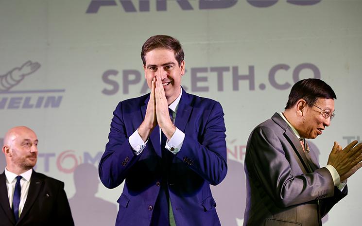 Le ministre francais Olivier Becht fait un salut thailandais a l'auditoire lors du lancement de l'Annee de l'innovation a Bangkok