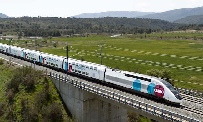 un train Ouigo traverse la campagne