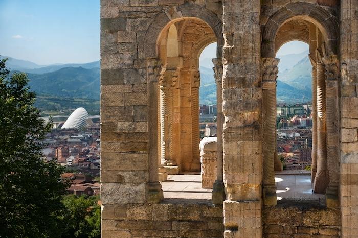 Oviedo et les montagnes, vu du cocher Santa Maria del Naranco