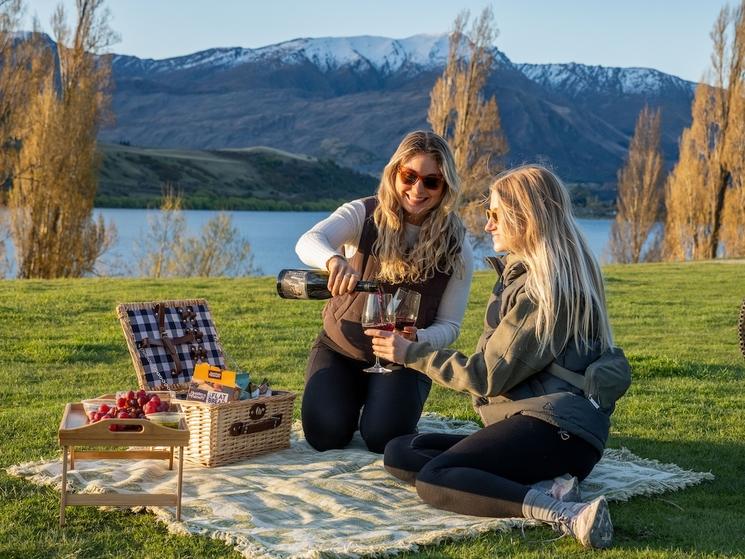 pique nique au bord du lac avec montagnes en arriere plan
