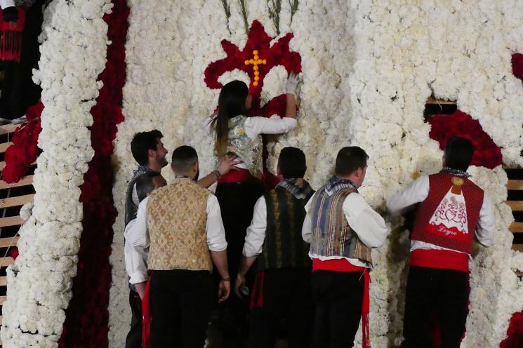 Des milliers de fleurs vont composer le manteau de la Mare de Deu 