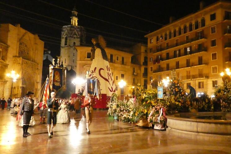 Les falleras arrivent sur la Plaza de la Virgen de Valencia