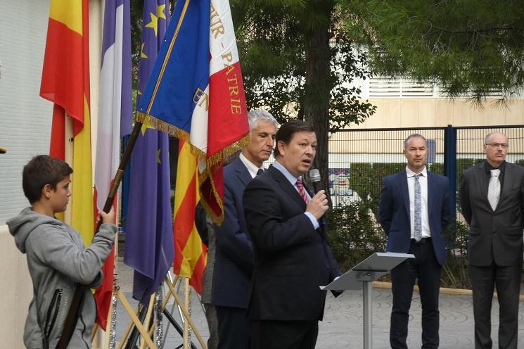 Le Consul honoraire de France, Alexandre Noguera, prononce son discours face aux élèves du Lycée français et de son personnel