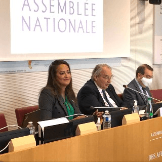 La députée Amélia Lakrafi présente son rapport sur le commerce extérieur devant la commission.