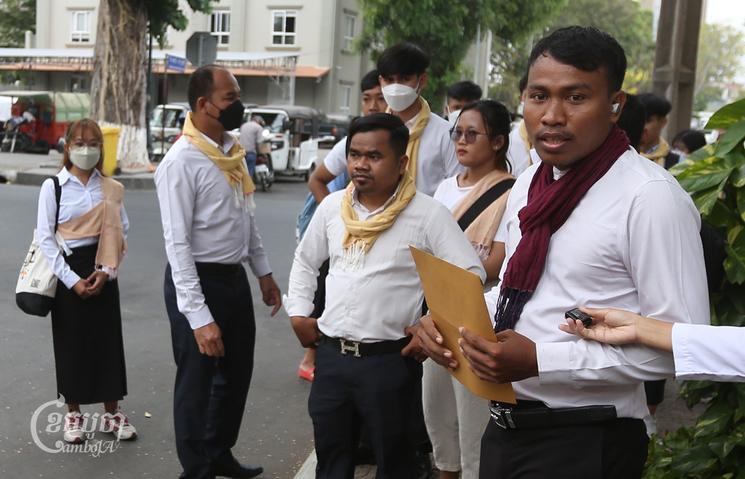 Keot Saray, président de l'Association de la Ligue intelligente des étudiants khmers, déposant une pétition au Palais royal le 29 mars 2023. (CamboJA / Pring Samrang)