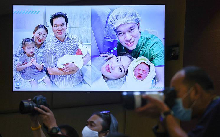 Vue d'une photo du couple Shinawatra-Suksawat lors d'une conference de presse apres l'accouchement