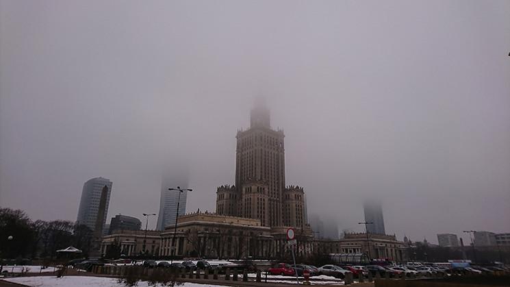 Le Palais de la Culture dansla brume