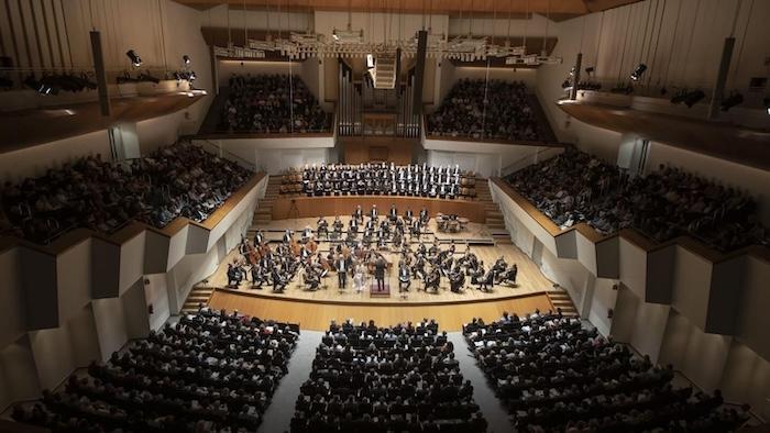 orgue du palau de la musica avec le public lors d un concert d'opéra