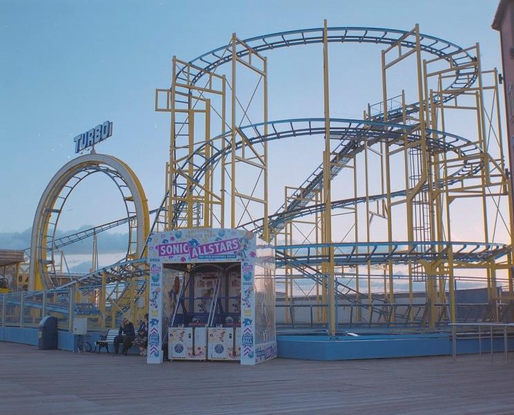 Une petite montagne russe sur la jetée de Brighton