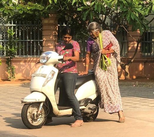 Deux Indiennes en route pour l'église à Pondichéry