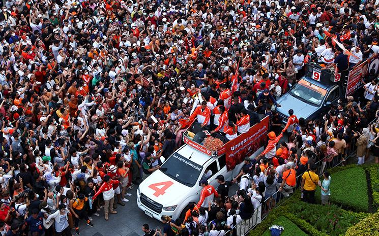 Vue aerienne d'une parade politique du parti Move Forward apres sa victoire aux elections en Thailande