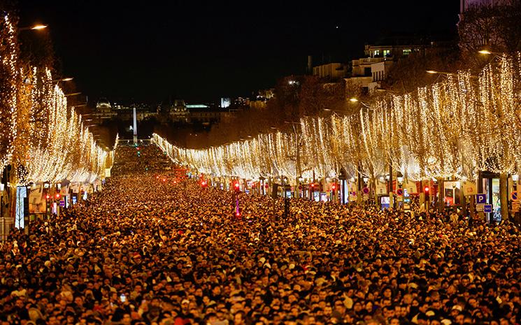 Vue des Champs Elysees le soir du Nouvel an 2023