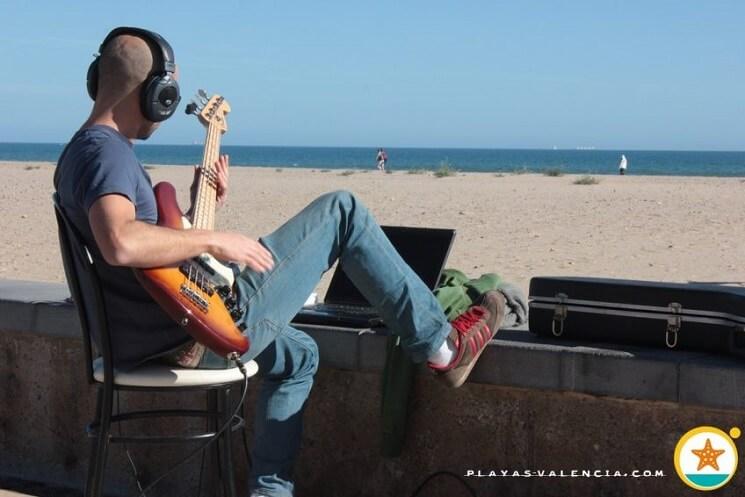 Un bassiste sur la plage de la Patacona