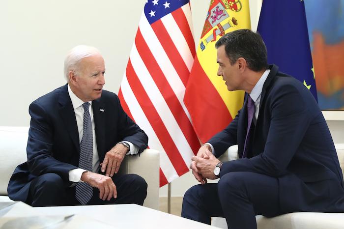 Pedro Sanchez et Joe Biden, assis, parlent tranquillement