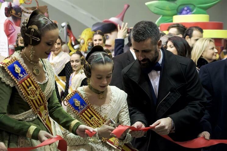 Pere Fuset et les falleras mayores de Valencia lors de l'inauguration de l'exposition del ninot 2018