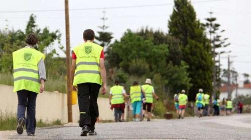 Des pélerins marchent vers Fatima