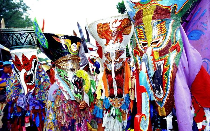 Quatre masques traditionnels lors du festival du Phi Ta Khon dans la province thailandaise de Loei