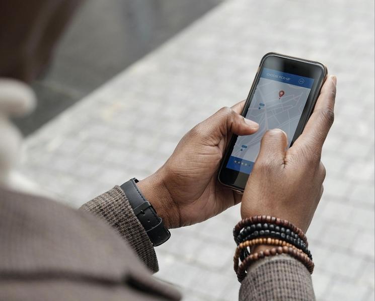 Un jeune regardant son téléphone