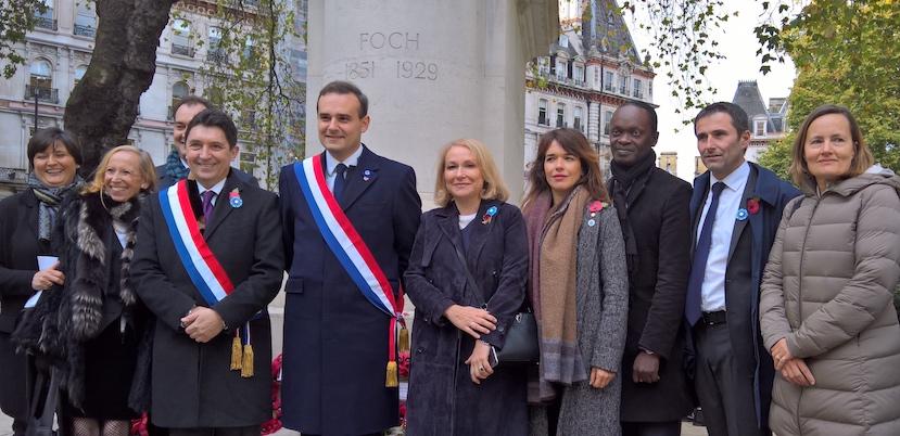 Commémorations du 11 novembre 2017. Alexandre Holroyd en compagnie du sénateur Olivier Cadic et d'élus consulaires. 