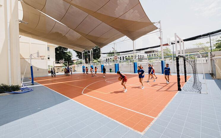 Un terrain de basket du Lycée Français René Descartes, à Phnom Penh.