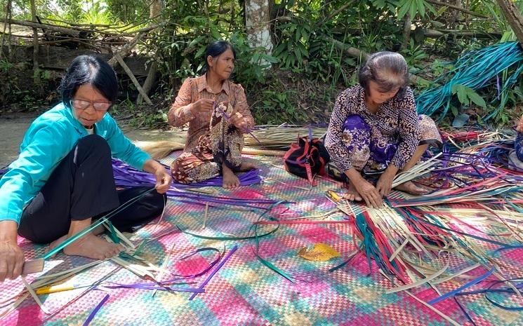 Des artisanes au Phnom Kulen