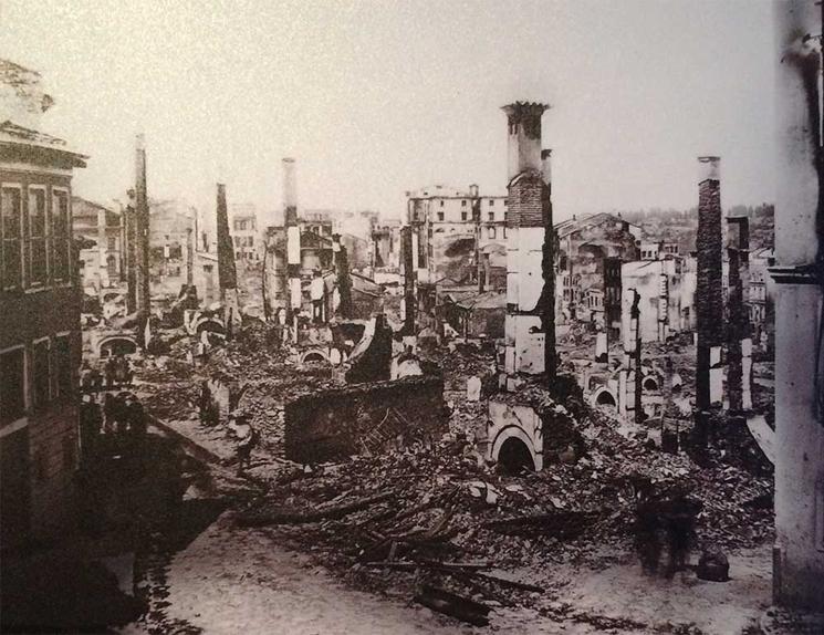 Photo d'une rue après l'incendie de 1870