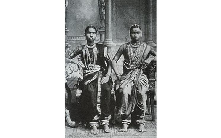 Des devadasi photographiées à Madras. Photo : domaine public