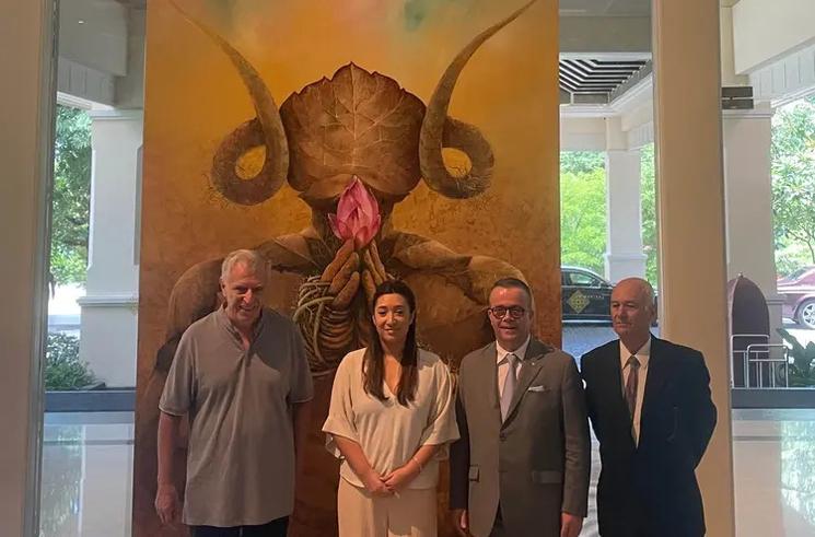 Pierre Rol, Adrianne Ravez (membre du jury), Charles-Henri Chevet et Jean Morel devant l’œuvre ayant gagné le premier prix en 2023