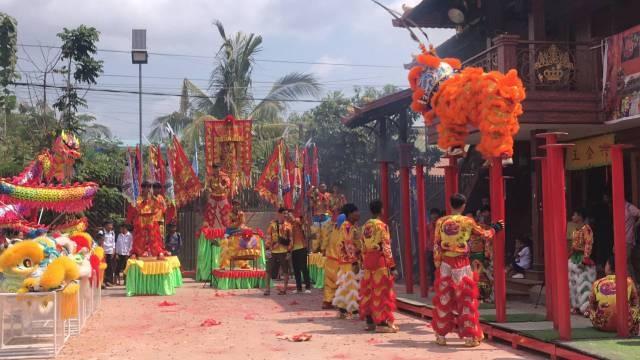 Un groupe pratiquant la danse du lion a organisé une cérémonie pour "ouvrir les yeux des lions" afin de leur porter chance pour les douze mois à venir.