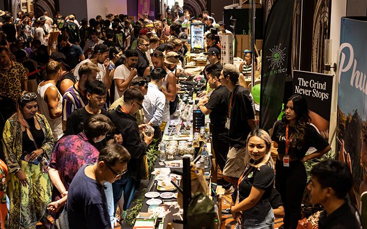 Foule de visiteurs pour la premiere cannabis cup de Phuket en Thailande