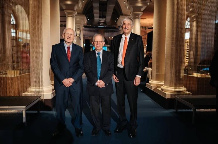 Trois hommes debout dans un musée