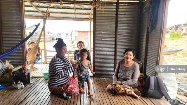 La fille de Kea Sokun, âgée d'un an, souffre de problèmes respiratoires et pulmonaires, des fumées toxiques ayant été trouvées dans ses poumons, a indiqué le personnel médical à la mère. Photo_ Isa Rohany