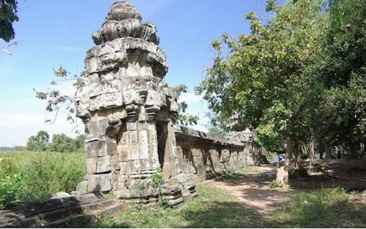 Une des tours du Mebon occidental avant les campagnes de restauration commencées en 2012. Photo Stefan Fussan