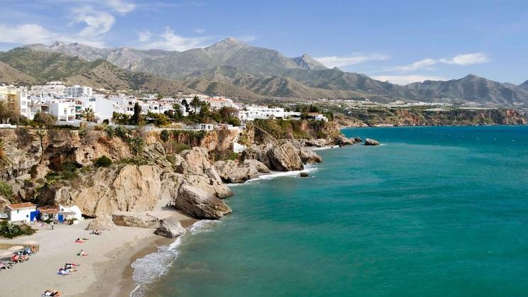 La plage de Nerja en Andalousie 