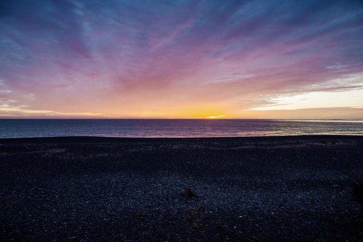 Plage au coucher du soleil en Nouvelle-Zélande
