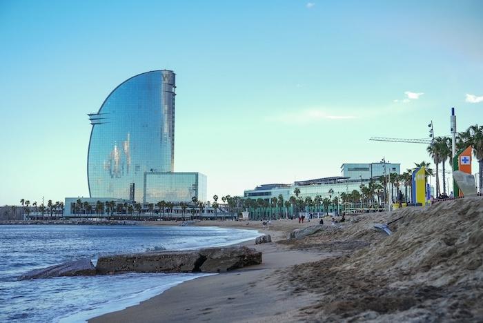 Plage de Barcelone après ñe passage de la tempête Nelson