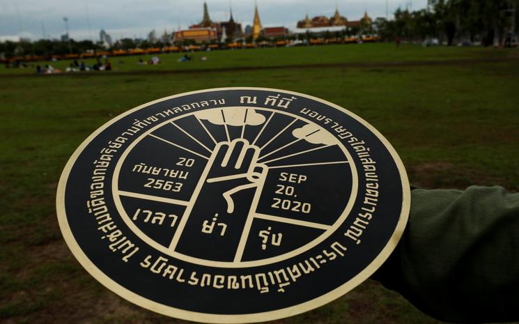 Plaque symbolique des manifestants thailandais anti-gouvernement