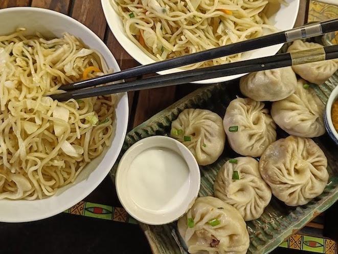 Un repas asiatique à manger avec des baguettes