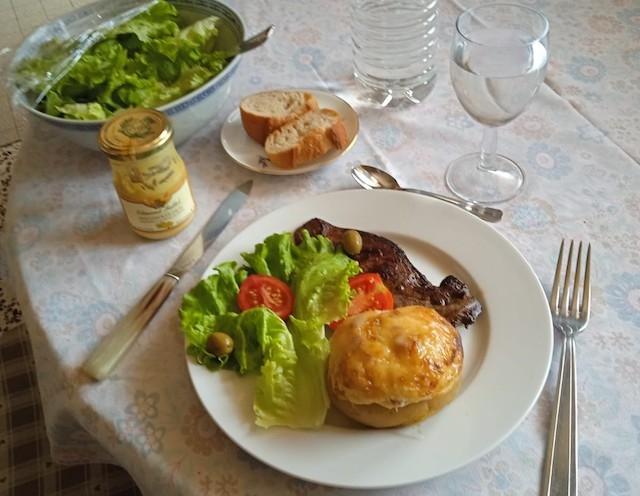 Une table dressée à la française