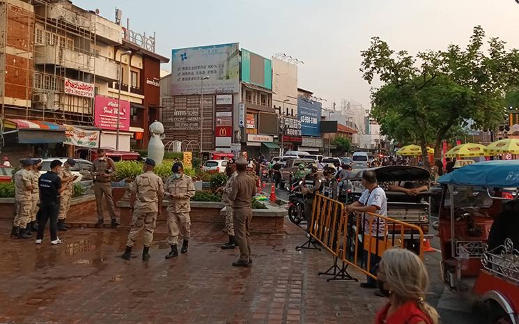 Des policiers thailandais interviennent pour disperser des jeunes ayant brave l'interdiction de jeux d'eau pour Songkran