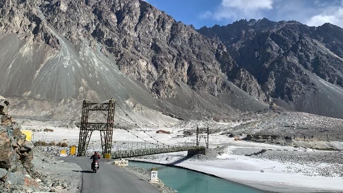 un pont sur la rivière Shyok au Ladakh