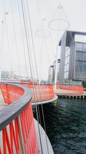 pont rouge pour vélo et piétons