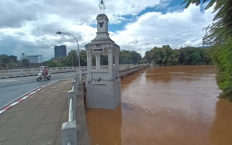 Vue de la rieviere Ping en crue depuis le pont Nawarat en 2022