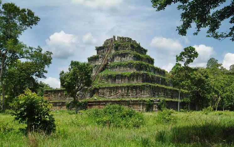 Prasat Thom Koh Ker en 2006 wikipedia.