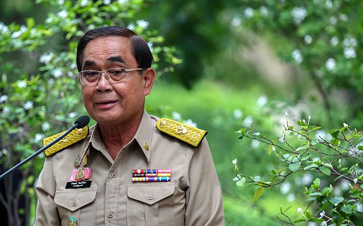 Prayuth Chanocha en uniforme militaire lors de la dissolution du Parlement thailandais