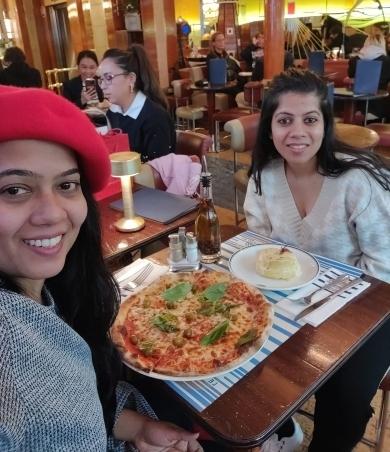 Priti et Swati dans une brasserie à Paris