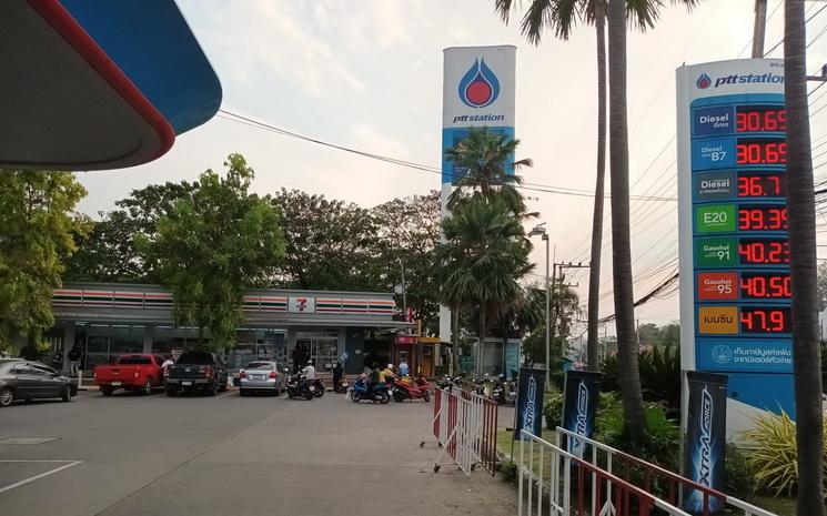 Prix des carburants dans une station PTT en Thailande